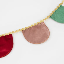 Load image into Gallery viewer, Velvet Scallop Garland by MERI MERI